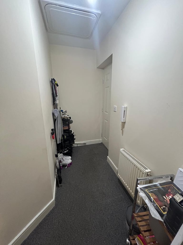 2-bed flat with Juliette Balcony (more in description)