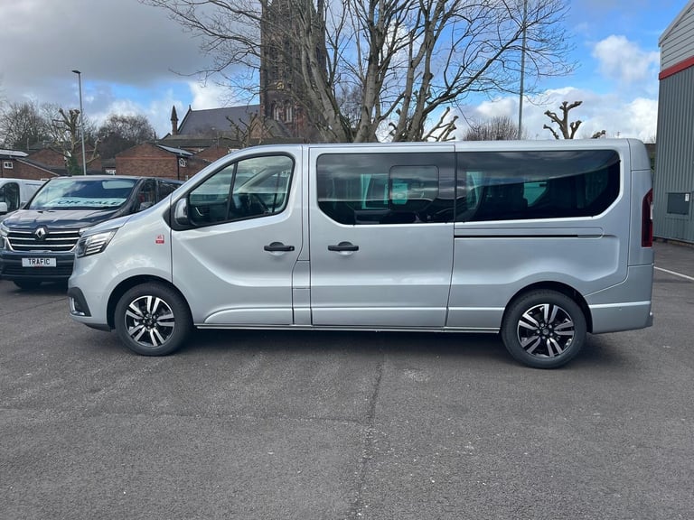 IN STOCK RENAULT TRAFIC LWB 8 SEATER MINIBUS COMBI VAN TAXI TOP SPEC!