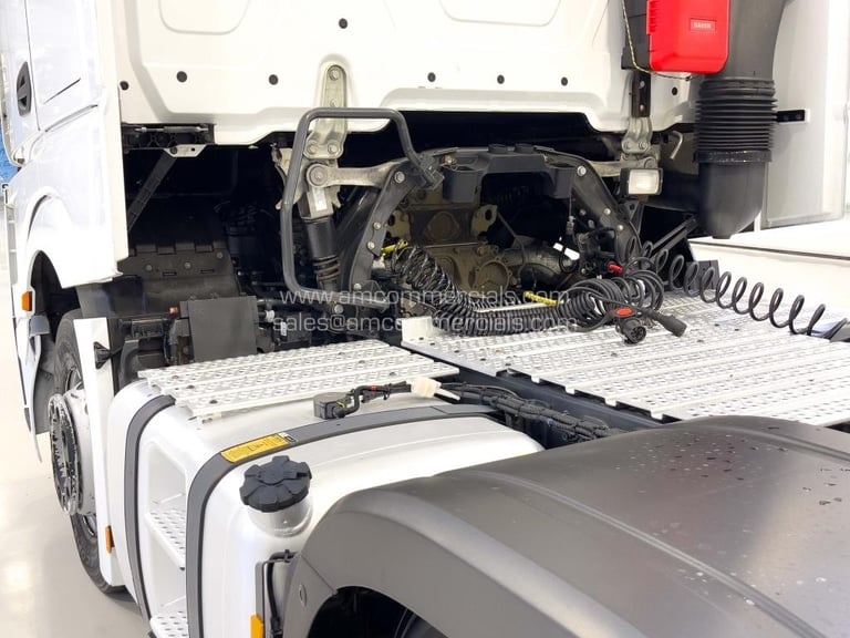 Mercedes-Benz Actros 2548 Gigaspace. 6x2 Midlift, Sliding Fifth Wheel Rear-Mount