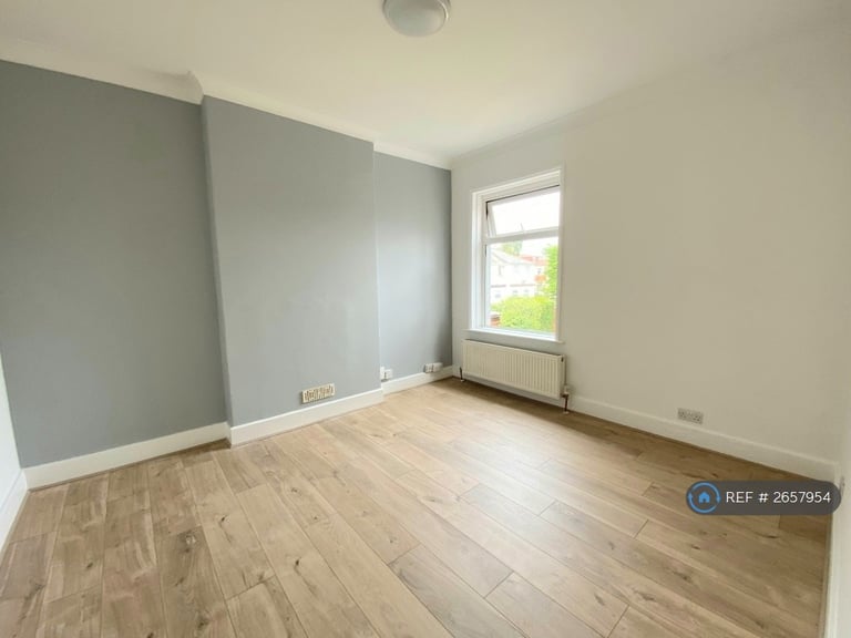 2 bedroom flat in Stewart Road, Bournemouth, BH8 (2 bed) (#2657954)