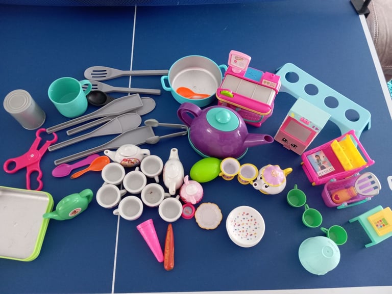 Tea pots and shop accessories toys