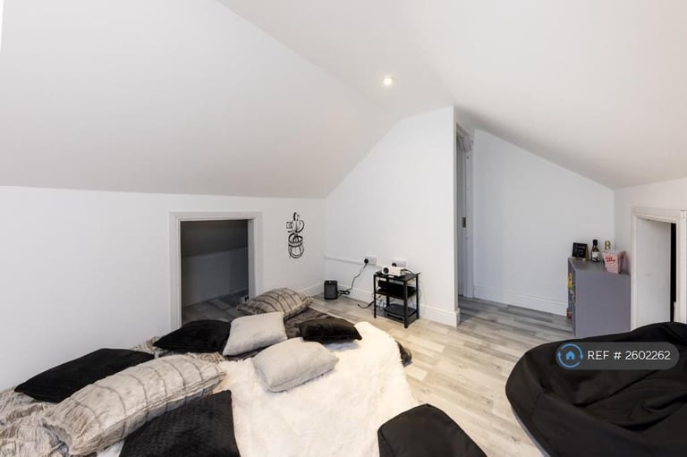 2 bedroom flat in London, London, N9 (2 bed) (#2602262)