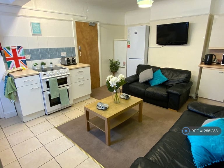 6 bedroom house in Ash Grove, Guildford, GU2 (6 bed) (#2661283)