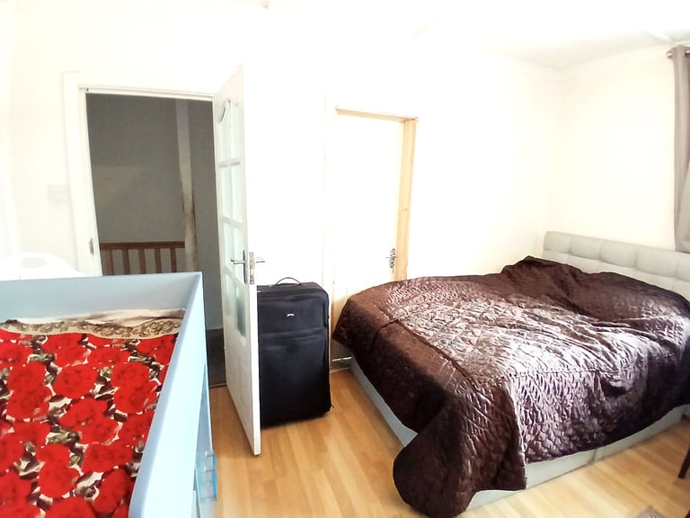 Bright and comfortable Dojuble room available in a clean and peaceful home