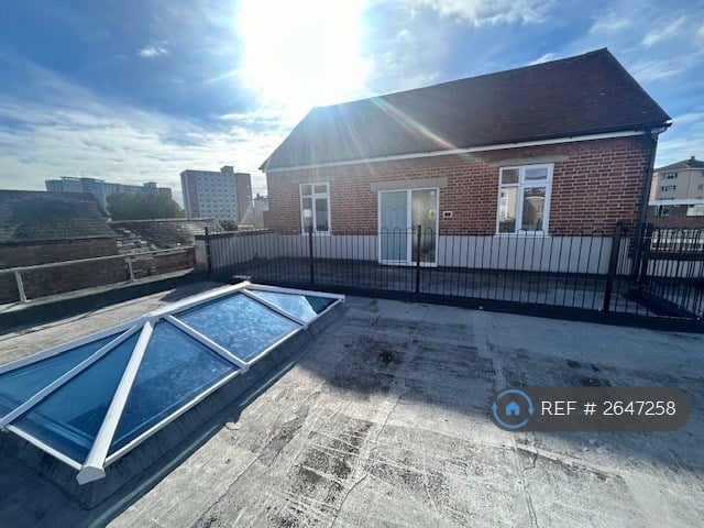 2 bedroom flat in Coates Road, Gosport, PO12 (2 bed) (#2647258)