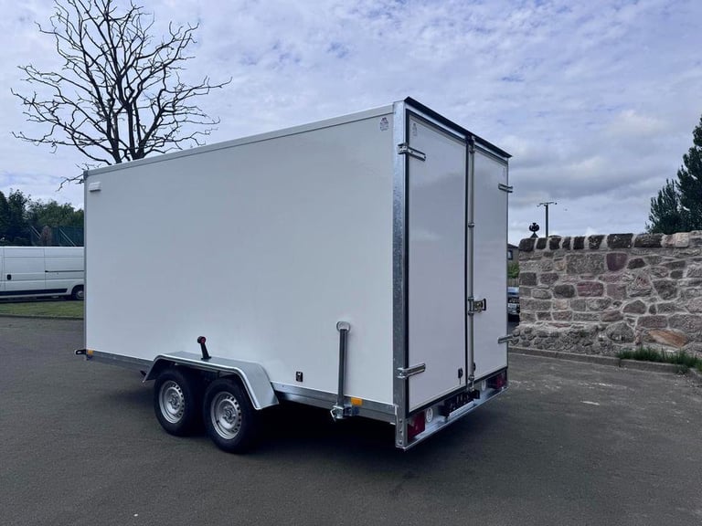 BRAND NEW 400CM X 200CM X 200CM TWIN AXLE BOX TRAILER WITH BARN DOORS 2700KG BRAKED