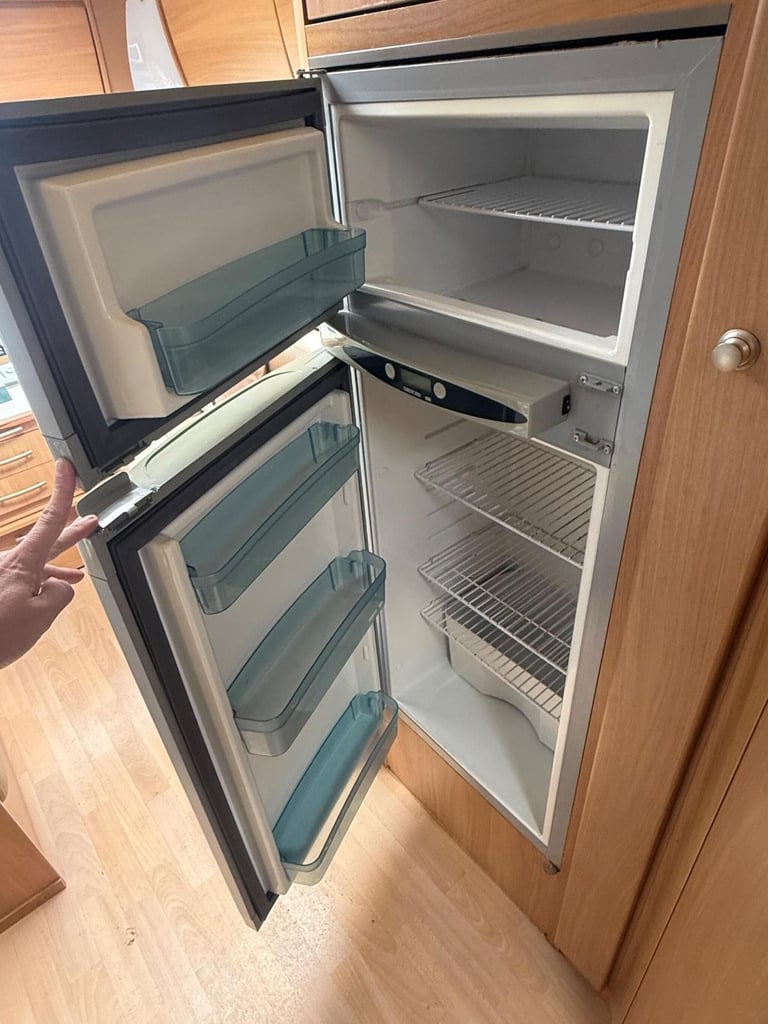 2008 Swift Conqueror 645 Fixed island  bed with new mattress