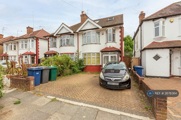 5 bedroom house in Pymmes Green Road, London, N11 (5 bed) (#2678364)