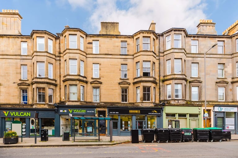 Very spacious, top floor, 3 bedroom, HMO flat - available NOW