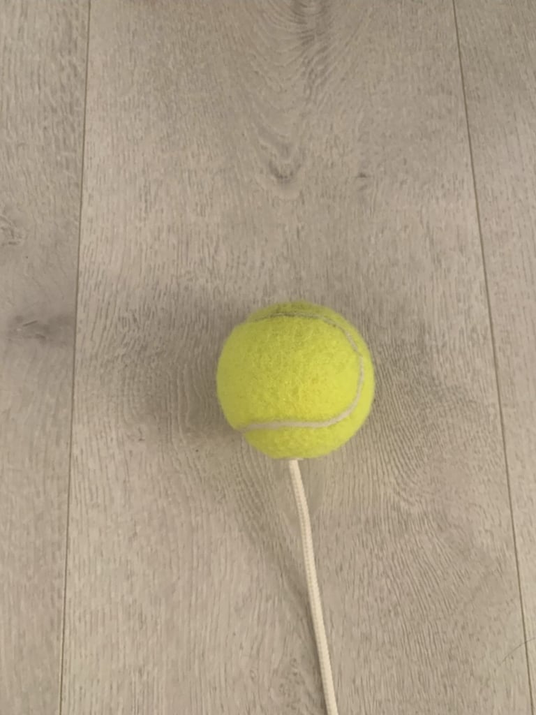 Excellent condition tetherball pole (ball+2 rackets included) 