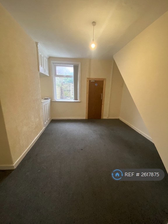 3 bedroom house in Oldham Road, Royton, Oldham, OL2 (3 bed) (#2617875)