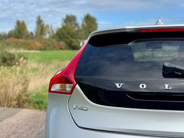 2016 Volvo V40 2.0 D4 R-Design Lux Nav Auto Euro 6 (s/s) 5dr HATCHBACK Diesel Automatic