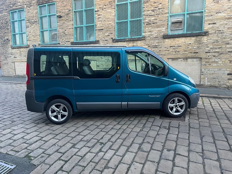 image for Renault, TRAFIC, MINI BUS 9 seater 12 months mot service history x2 keys clean air zone free 