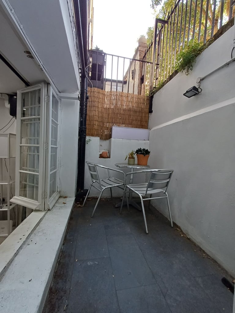 Cosy 2 En-suite Bedroom Flat with Terrace