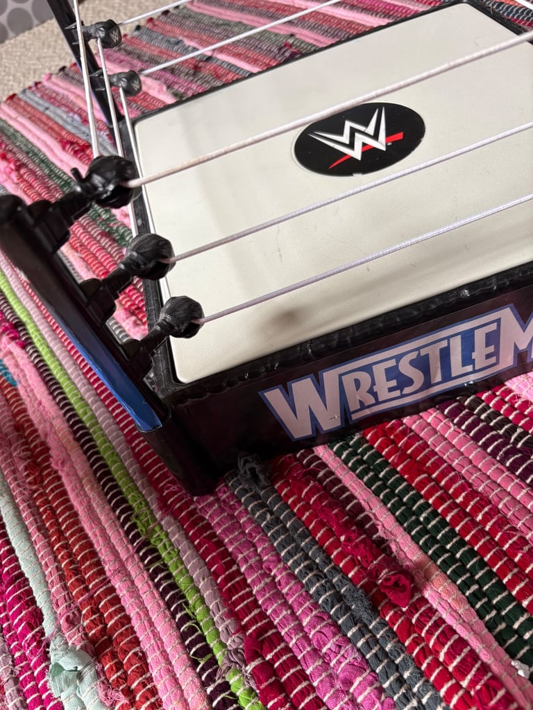 2010 WWE American - Wrestle Mania spring loaded wrestling ring