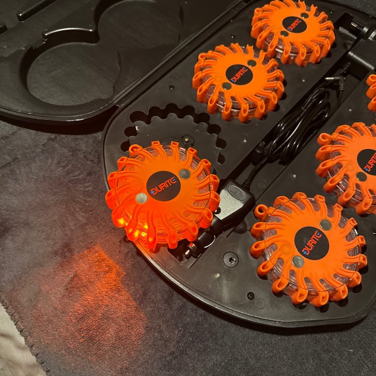 6x Durite rechargeable led strobe warning flares with magnetic base in charging case