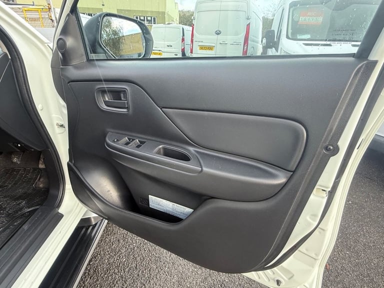 2020 Mitsubishi L200 2.2 DI-D DC 4Life Pickup Double Cab 4dr Diesel Manual 4WD Euro 6 (s/s) (150 ...