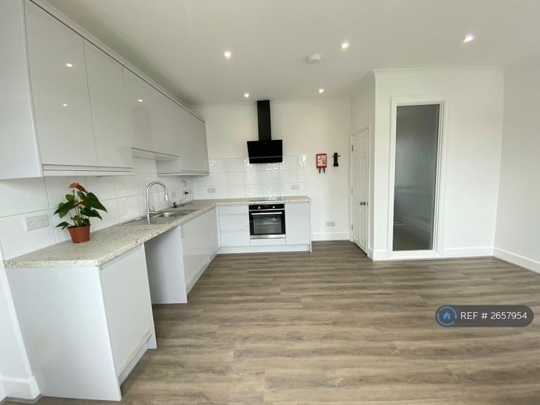 2 bedroom flat in Stewart Road, Bournemouth, BH8 (2 bed) (#2657954)