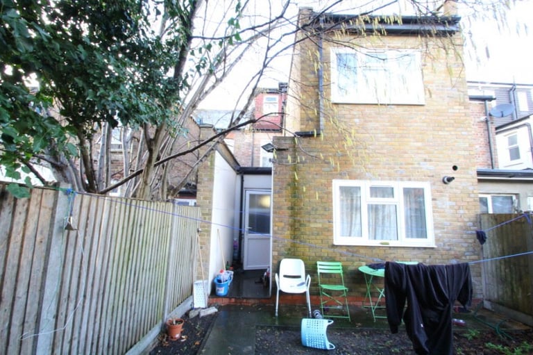 Chain Free! Hane Estate Agents offer a 5 bedroom, 3 reception room mid terrace house.