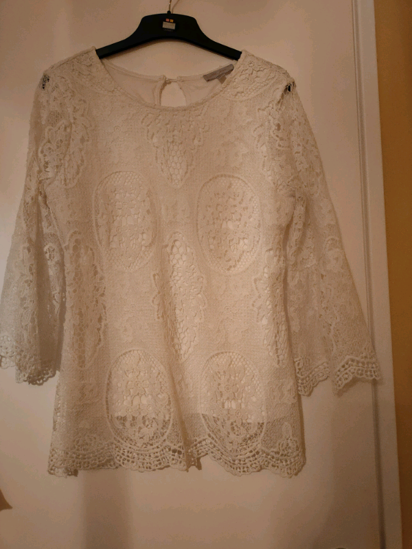 BEAUTIFUL WHITE LACE TOP SIZE SMALL 