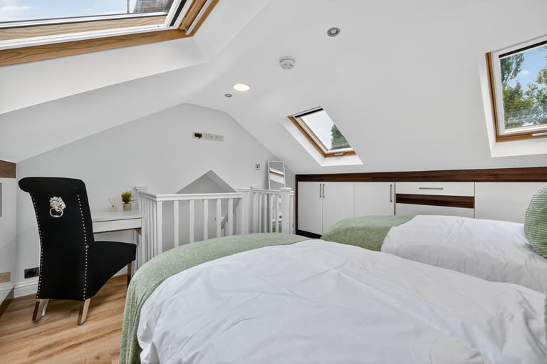 36 Nevile Rd - 4-BR House with Free Street Parking and Wi-Fi