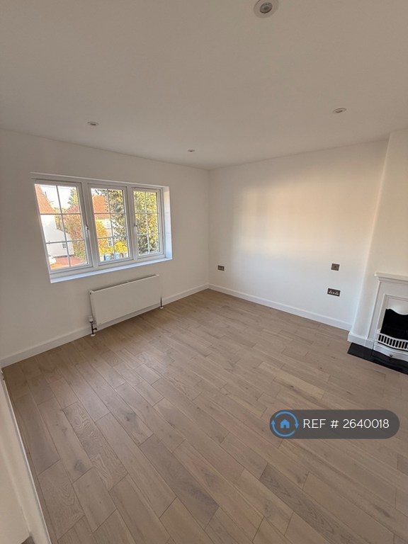 5 bedroom house in Halliwick Road, London, N10 (5 bed) (#2640018)