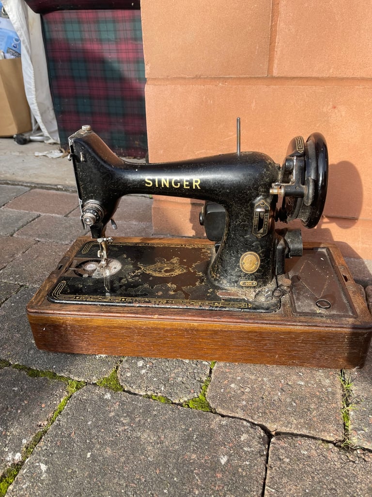 Vintage Singer Sewing Machine 
