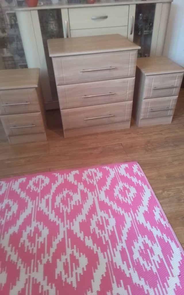 "AS NEW " BEDROOM DRAWERS SET 