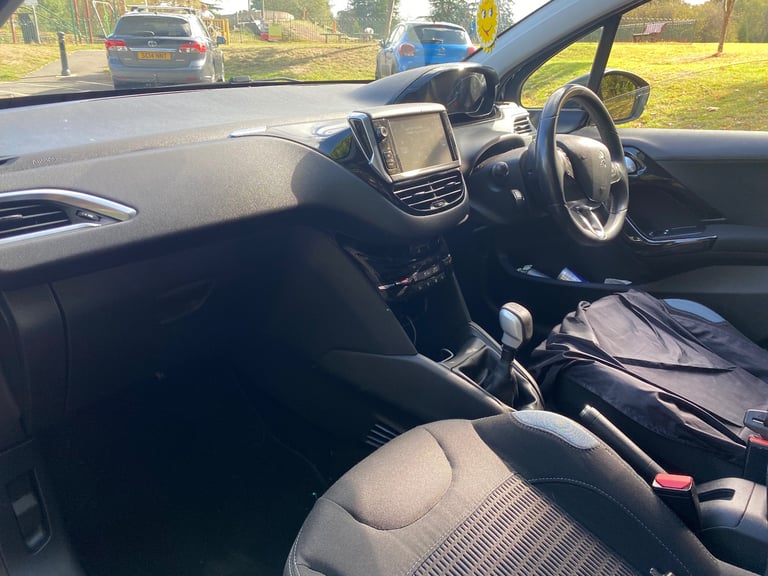 Peugeot, 208, Hatchback, 2014, Manual, 1199 (cc), 5 doors
