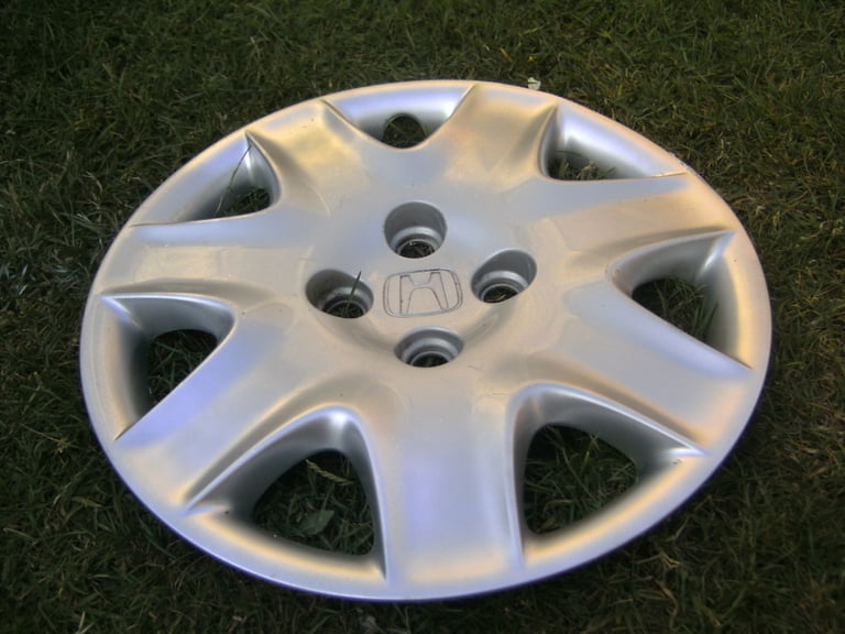 ONE,GENUINE HONDA FACTORY,15 INCH WHEEL TRIM,USED,VERY TIDY COND,WITH RETAINING RING,RARE ITEM,