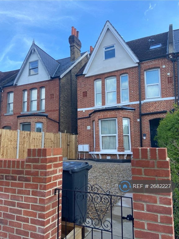 Studio flat in Auckland Road, London, SE19 (#2682227)