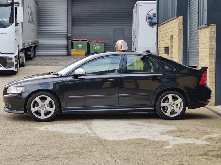 VOLVO S40; 1.6 DIESEL; 115BHP; R DESIGN D2; 4 DR; MANUAL; BLACK; 62 MPG; £35 TAX