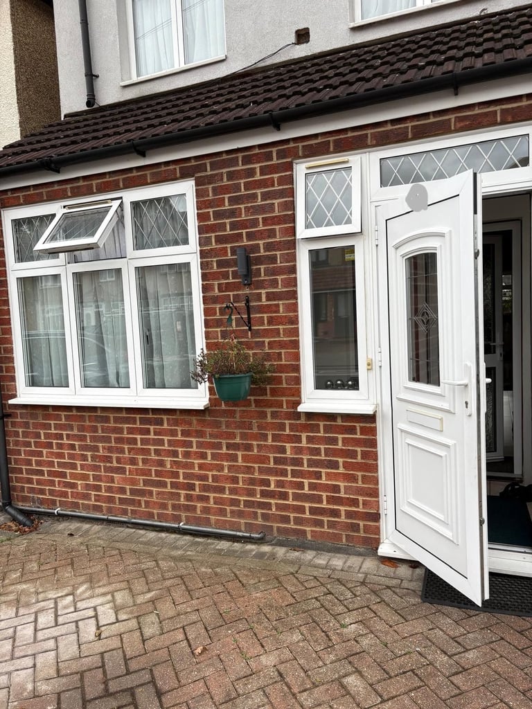 Spacious side annex studio to rent in Harrow - Shooters Avenue