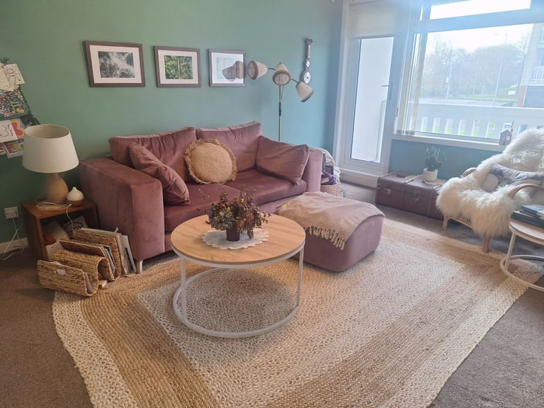 Lovely 2 bedroom with balcony near QUEH