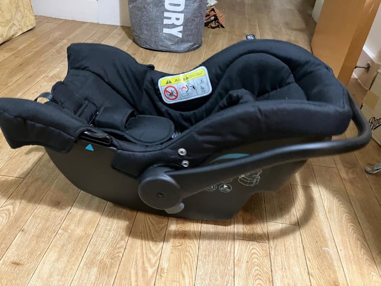 Baby carrycot / car seat
