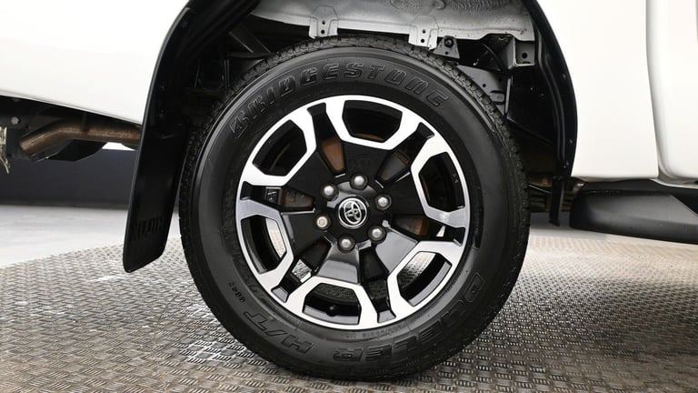 2024 Toyota Hilux 2.8 D-4D Invincible Pickup Double Cab 4dr Diesel Auto 4WD Euro 6 (s/s) (204 Pic...