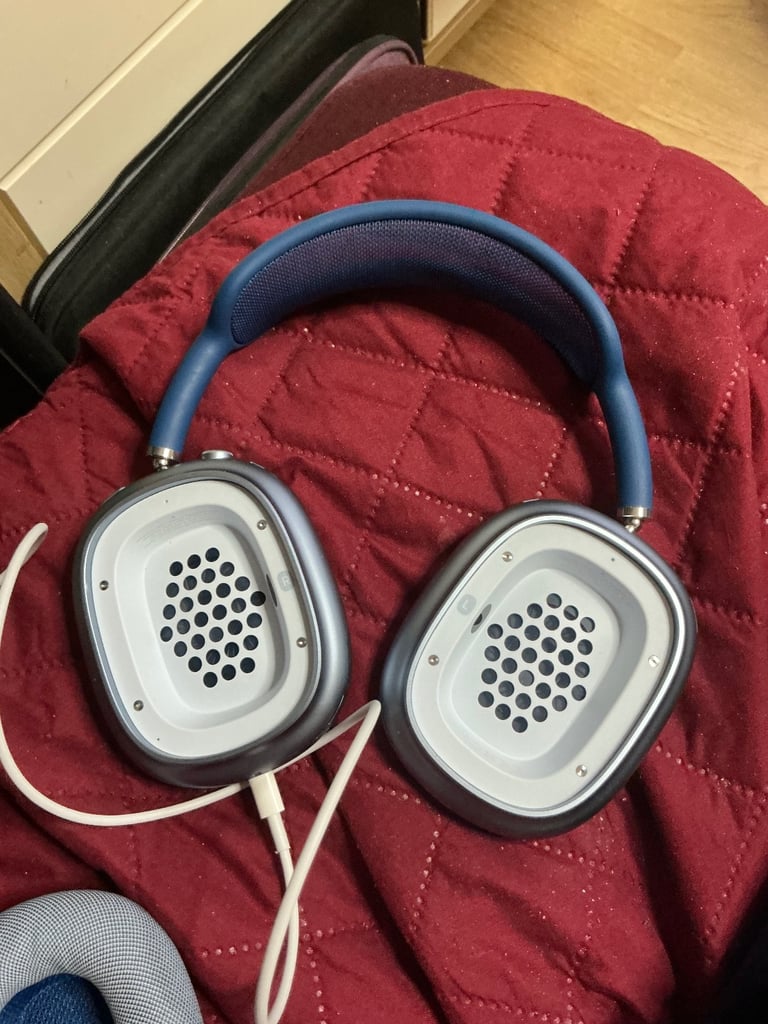 APPLE AIRPODS MAX (GENUINE) Boxed in Sky Blue sat in my drawer since purchased tried once 