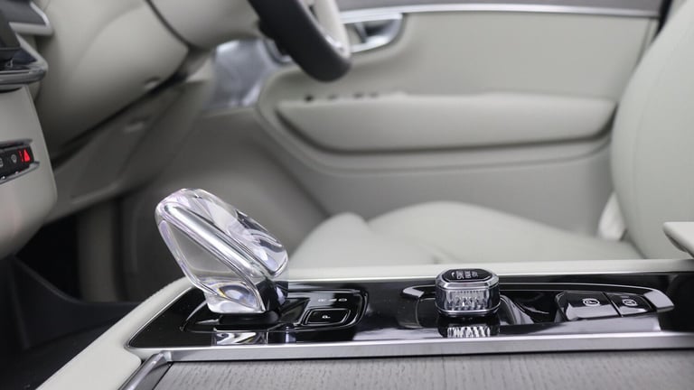 2025 Volvo XC90 T8 PHEV AWD Ultra, Dark, 7 Seats (Sunroof, Pilot Assist, Bowers &amp; Wilkins) ES...