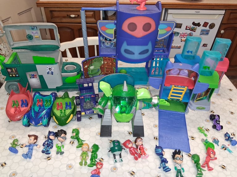 PJ masks Set of vehicles and figures.