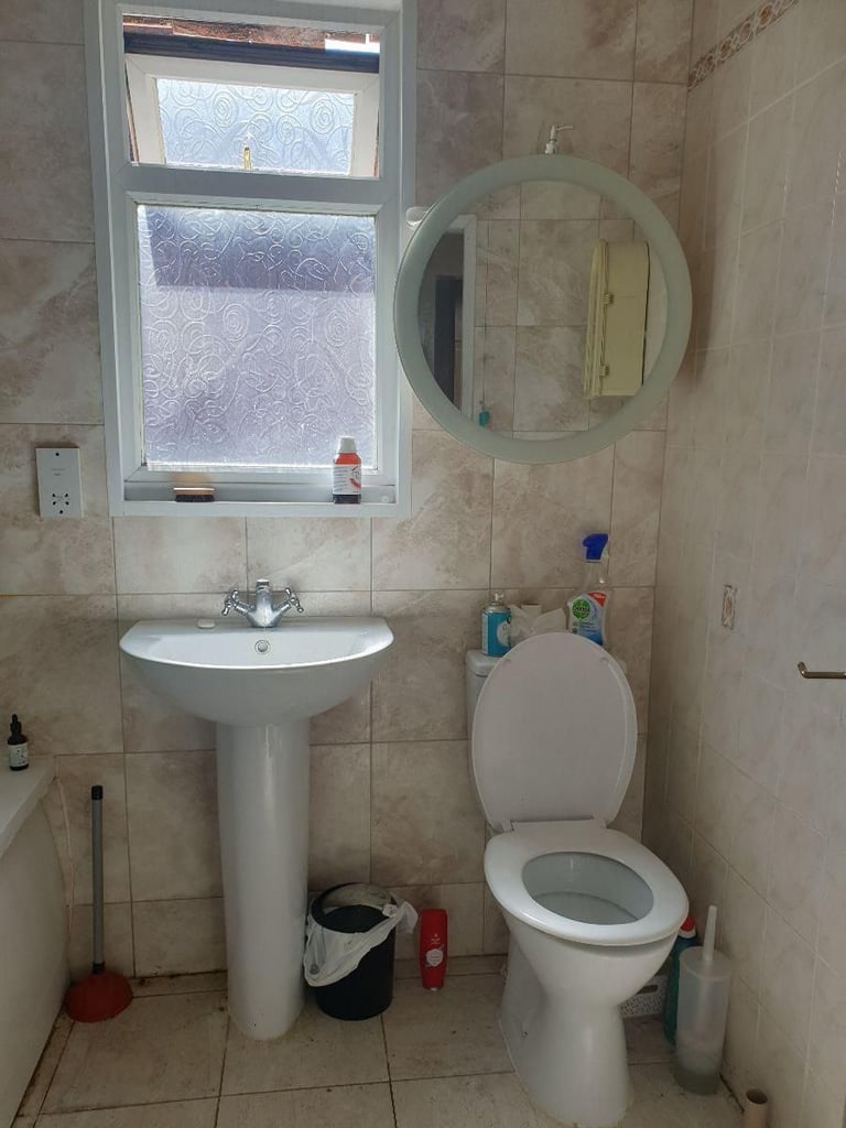 Spacious Double Bedroom in Semi-Detached House – New Malden, KT3 – All Bills Included