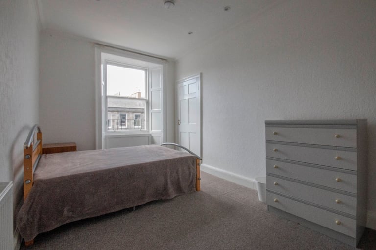 Large, 4 bedroom, 3rd floor HMO flat in Newington – available November