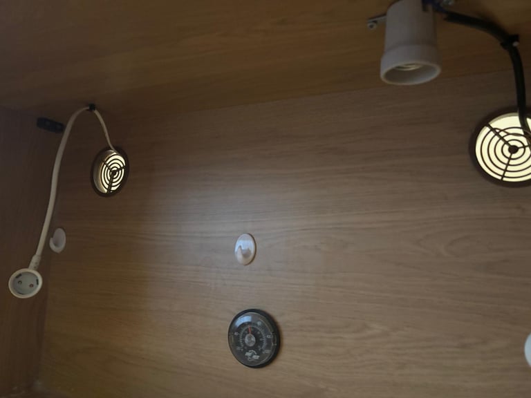 Wooden Vivarium with UVB bracket 