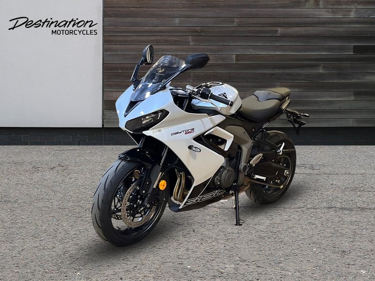 2025 Triumph Daytona 660 STANDARD TWIN COLOUR Petrol black 6 Speed