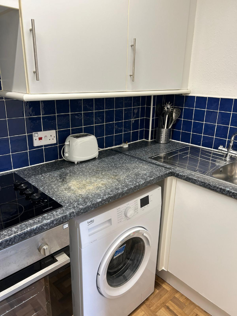 September   3 Bedroomed  HMO in the Old town. Ideal for university