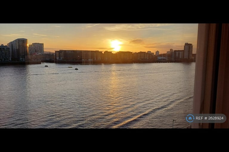 1 bedroom flat in St Davids Square, Canary Wharf, E14 (1 bed) (#2628924)
