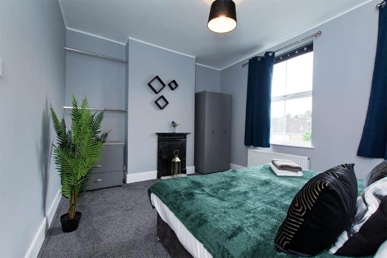 Beautifully Presented 5-Bedroom Terraced Home **COMPANY LET / R2R DEAL**