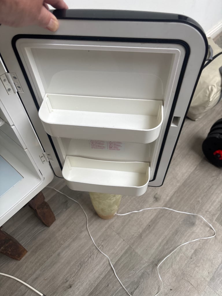 12v and mains hot and cold fridge ideal for camper
