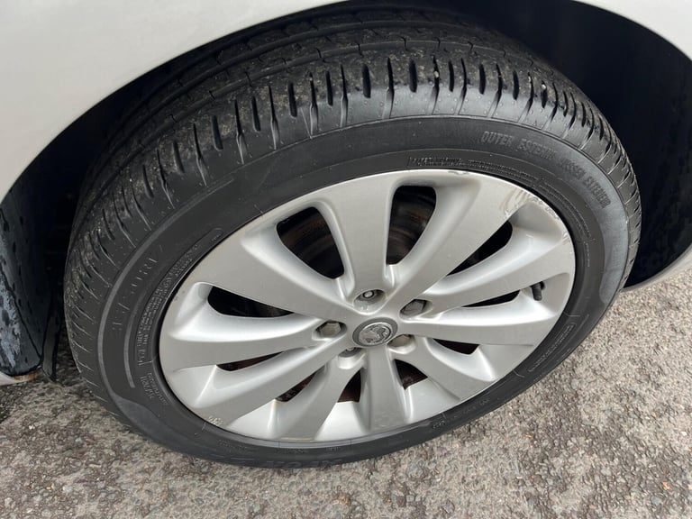 2010 Vauxhall Astra 1.4 16v Exclusiv Euro 5 5dr HATCHBACK Petrol Manual