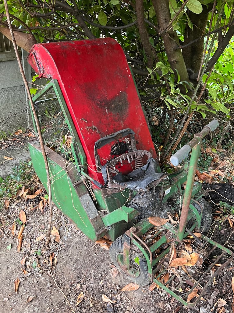 Old sit-on lawnmower for scrap metal