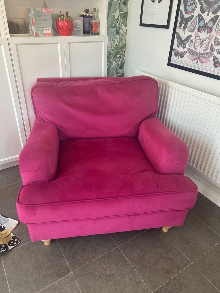 Pink velvet armchair (DFS Jardim) 